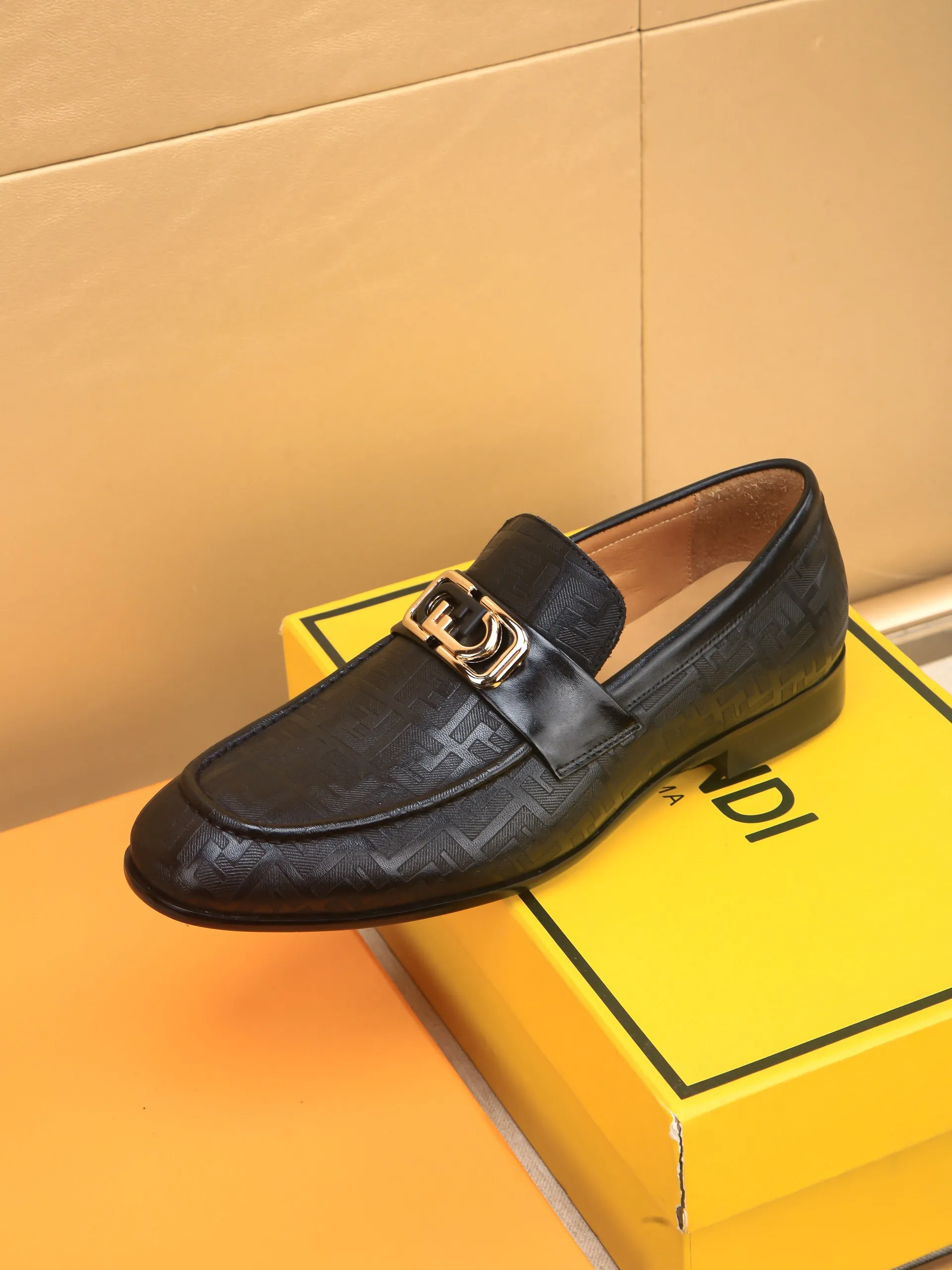 Men's shoes💰460 🕷🕷【FENDI】The latest men's formal leather shoes🇨🇳Classic series not to be missed💯The first layer is made of imported first-layer cowhide☘Original quality, the leather is smooth and delicate🎋Awesome version, perfect streamlined outline🍇🐮Leather lining, code number 39-44...(customized at 38.45.46.47)